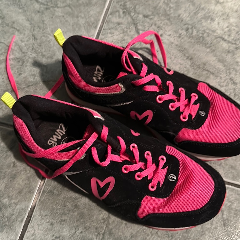Limited edition rare sold out zumba heart sneakers black pink 7 preowned LOOK 🩷